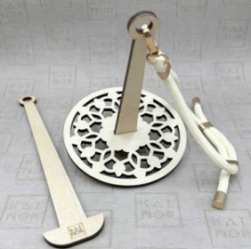 Portable wrist Yarn Holder